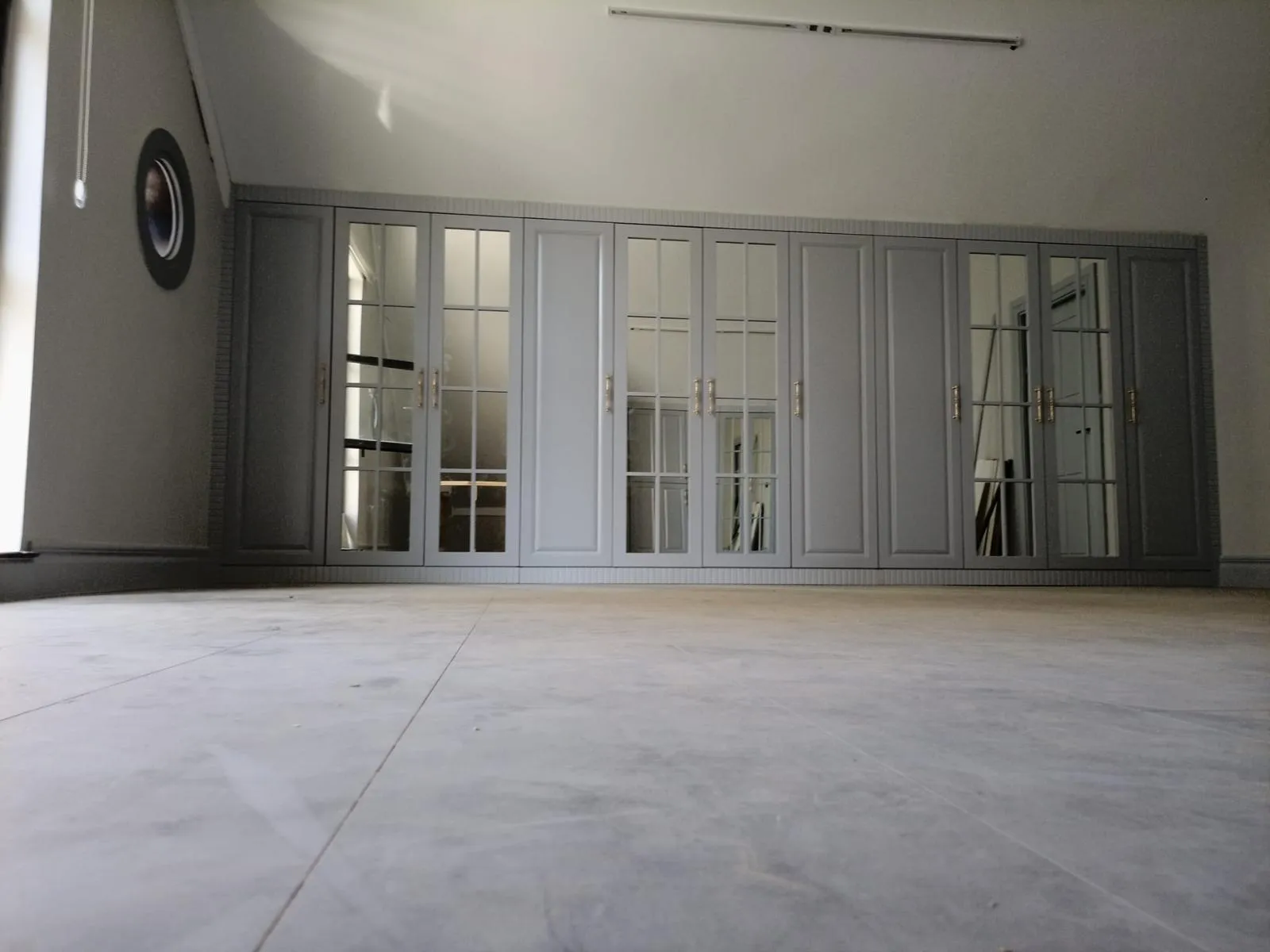 Boutique Mirrored Wardrobe System, Custom Closet Systems project in Turkey Istanbul — photo 2 of 4