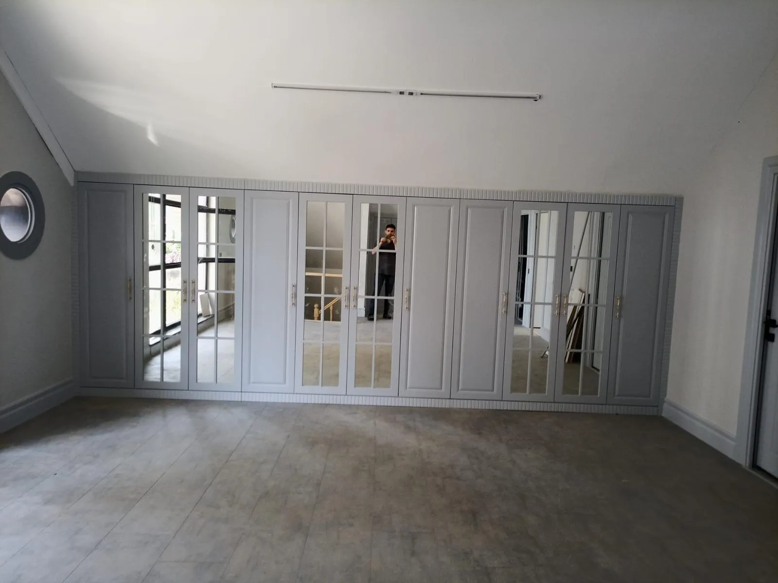 Boutique Mirrored Wardrobe System, Custom Closet Systems project in Turkey Istanbul — photo 3 of 4