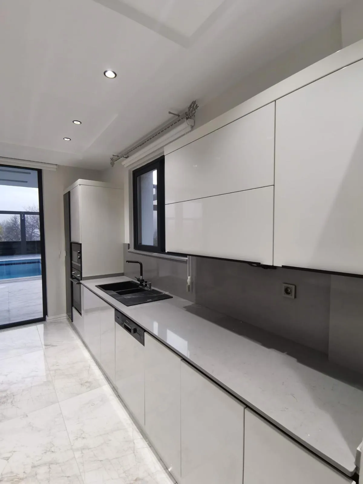 Ultra-Modern Minimalist Kitchen Suite, Kitchen Cabinets & Remodeling project in Turkey Istanbul — photo 2 of 7