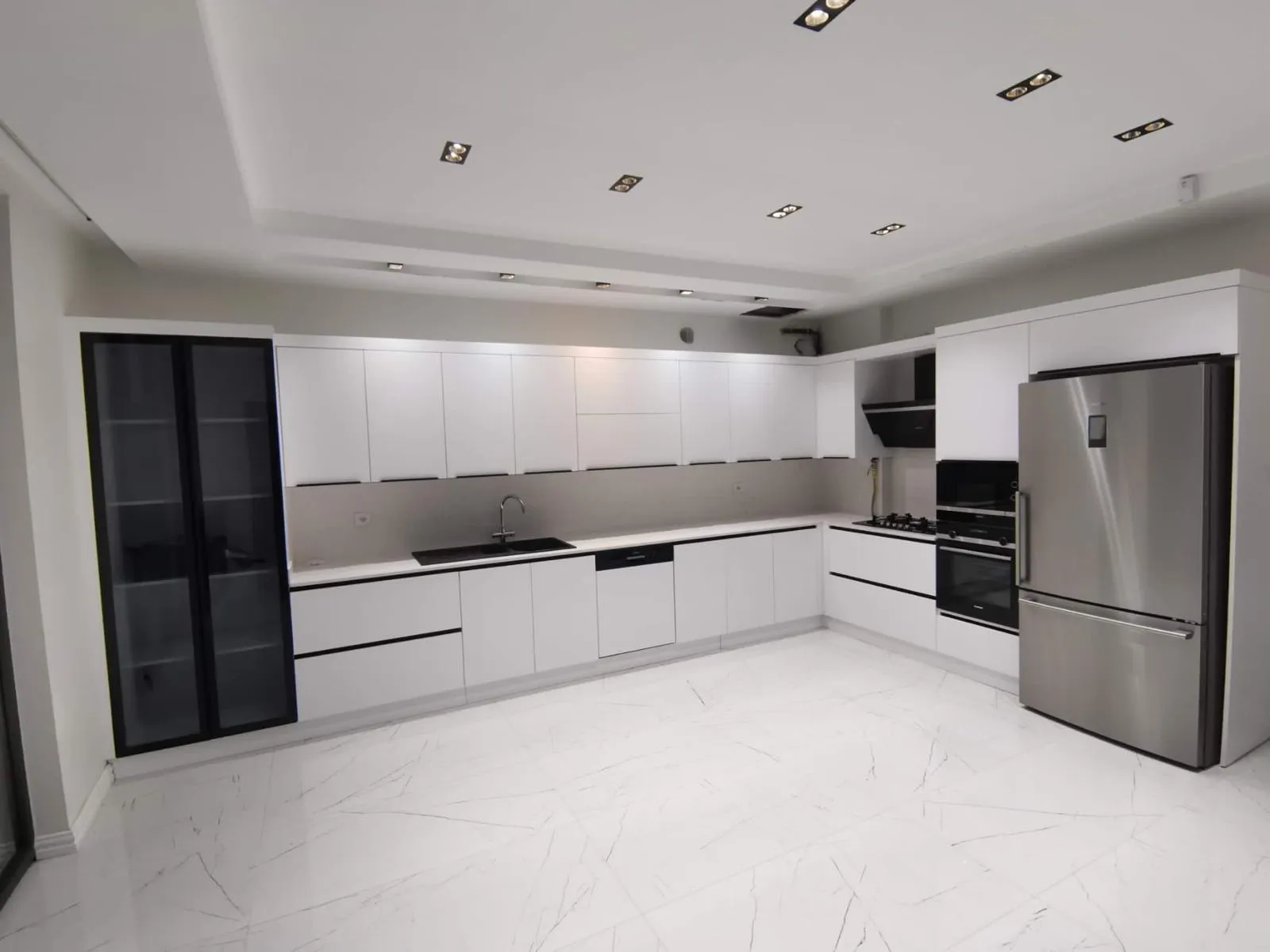 Ultra-Modern Minimalist Kitchen Suite, Kitchen Cabinets & Remodeling project in Turkey Istanbul — photo 4 of 7