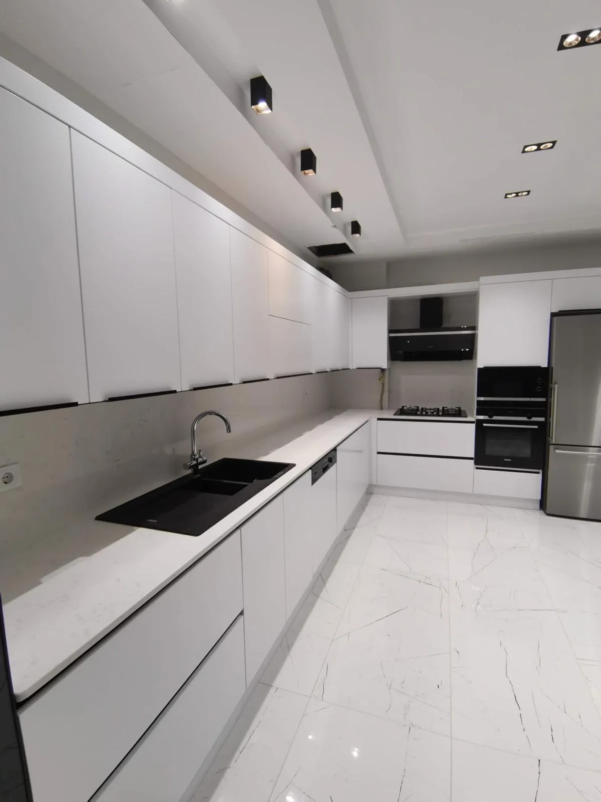 Ultra-Modern Minimalist Kitchen Suite, Kitchen Cabinets & Remodeling project in Turkey Istanbul — photo 5 of 7