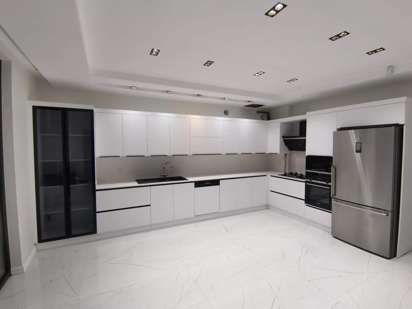 Ultra-Modern Minimalist Kitchen Suite, Kitchen Cabinets & Remodeling project in Turkey Istanbul — photo 6 of 7
