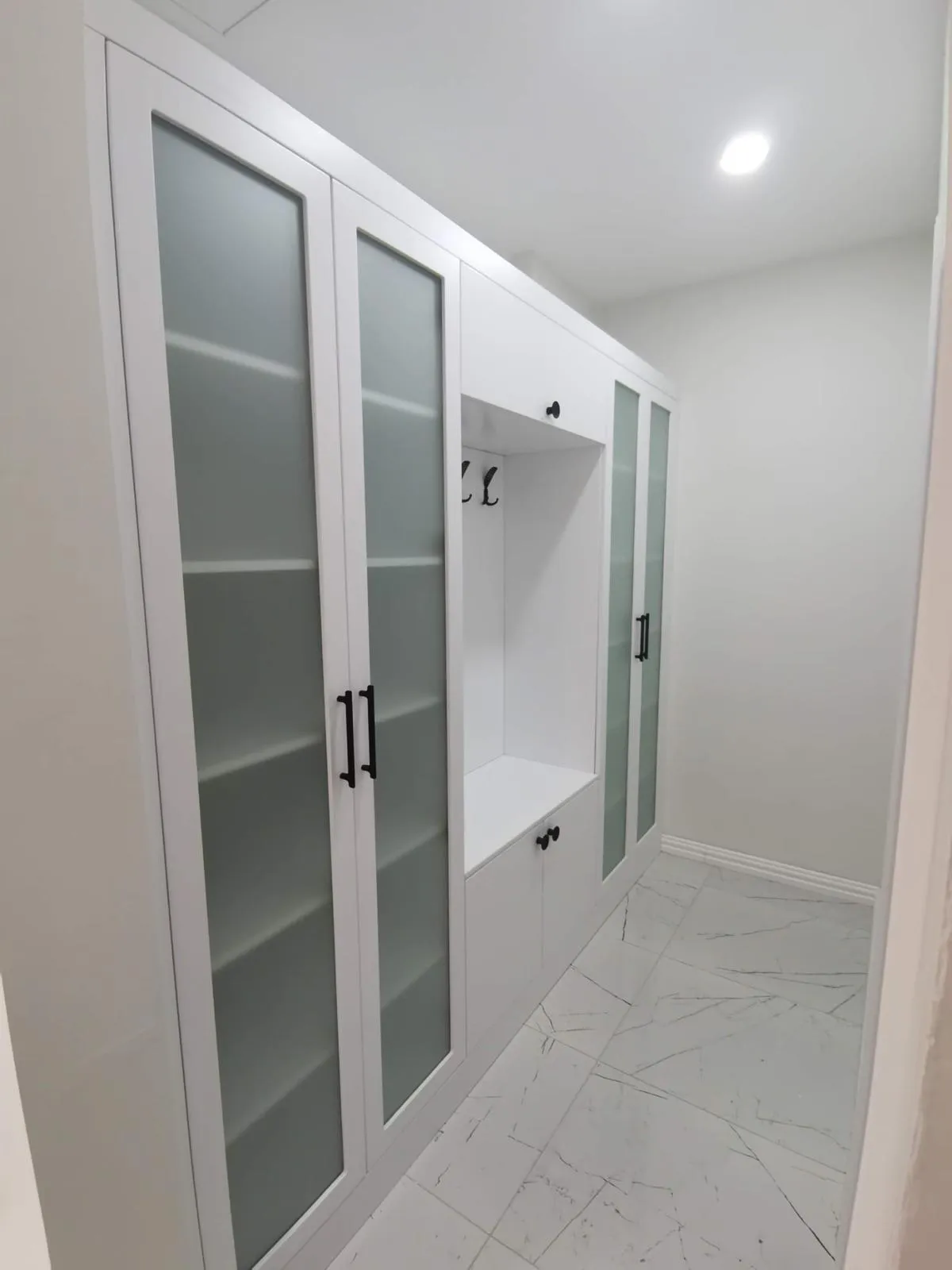 Bespoke Entryway & Mudroom Organization, Custom Closet Systems project in Turkey Istanbul — photo 2 of 2