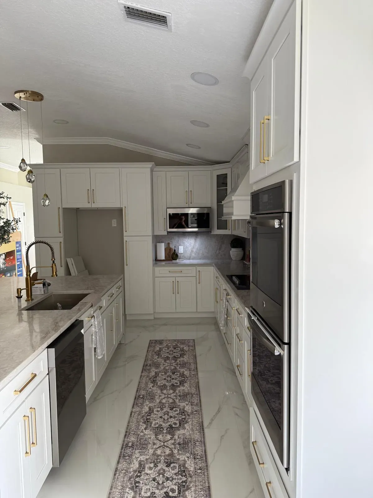 Executive White Shaker Kitchen Remodel & Custom Island in Tampa, Kitchen Cabinets & Remodeling project in Tampa,FL. — photo 3 of 6